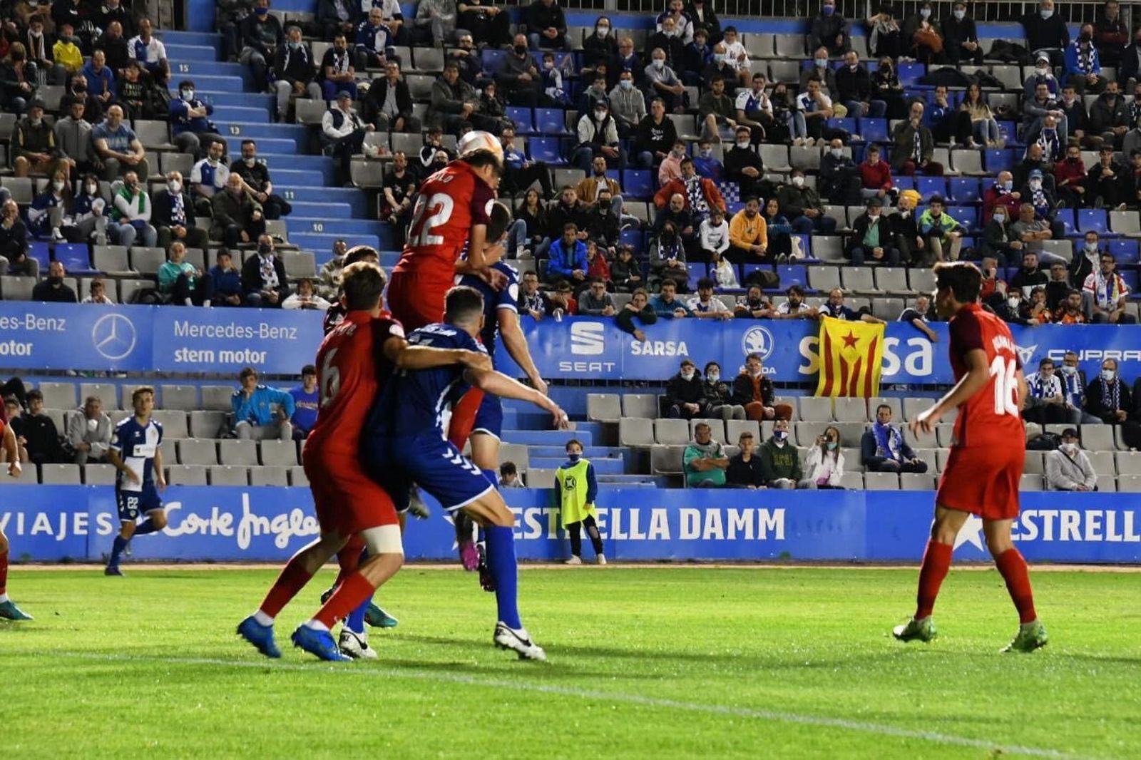 Lulo intentando defender un balón durante el encuentro ante el CE Sabadell.