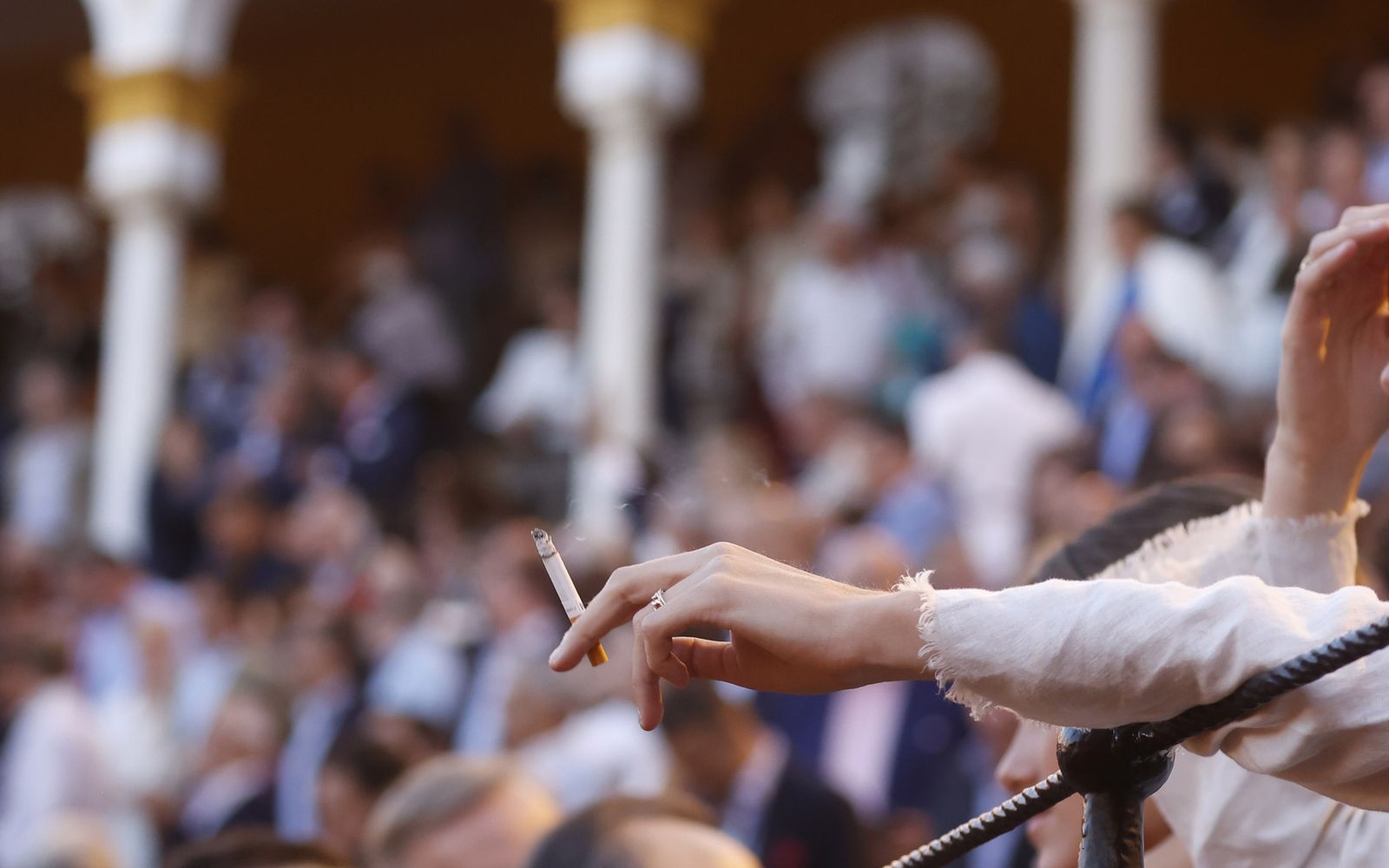Muchos espectadores fumaron en la plaza a pesar de que está prohibido.