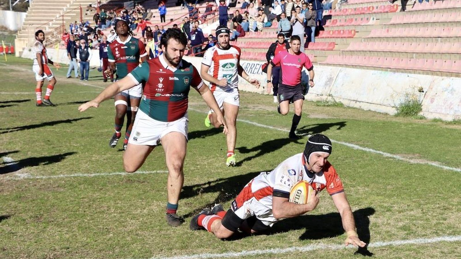 Los cruzados logran un try en este duelo sabatino en el Juan Rojas.