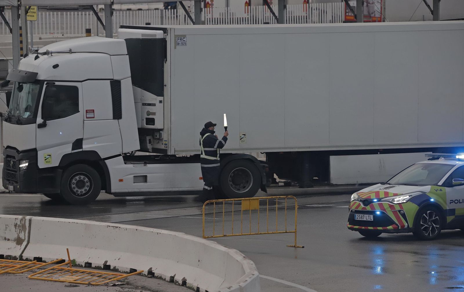 Fotos del cierre del acceso para camiones en el Puerto de Algeciras