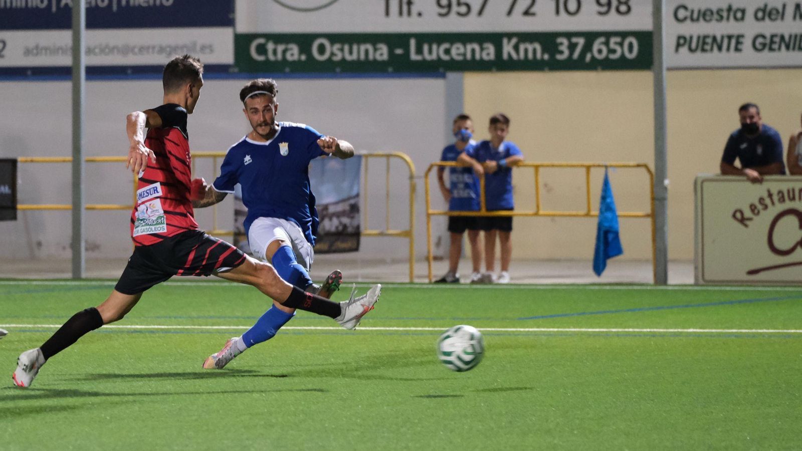 Joselillo lanza a portería en la jugada del 0-2.