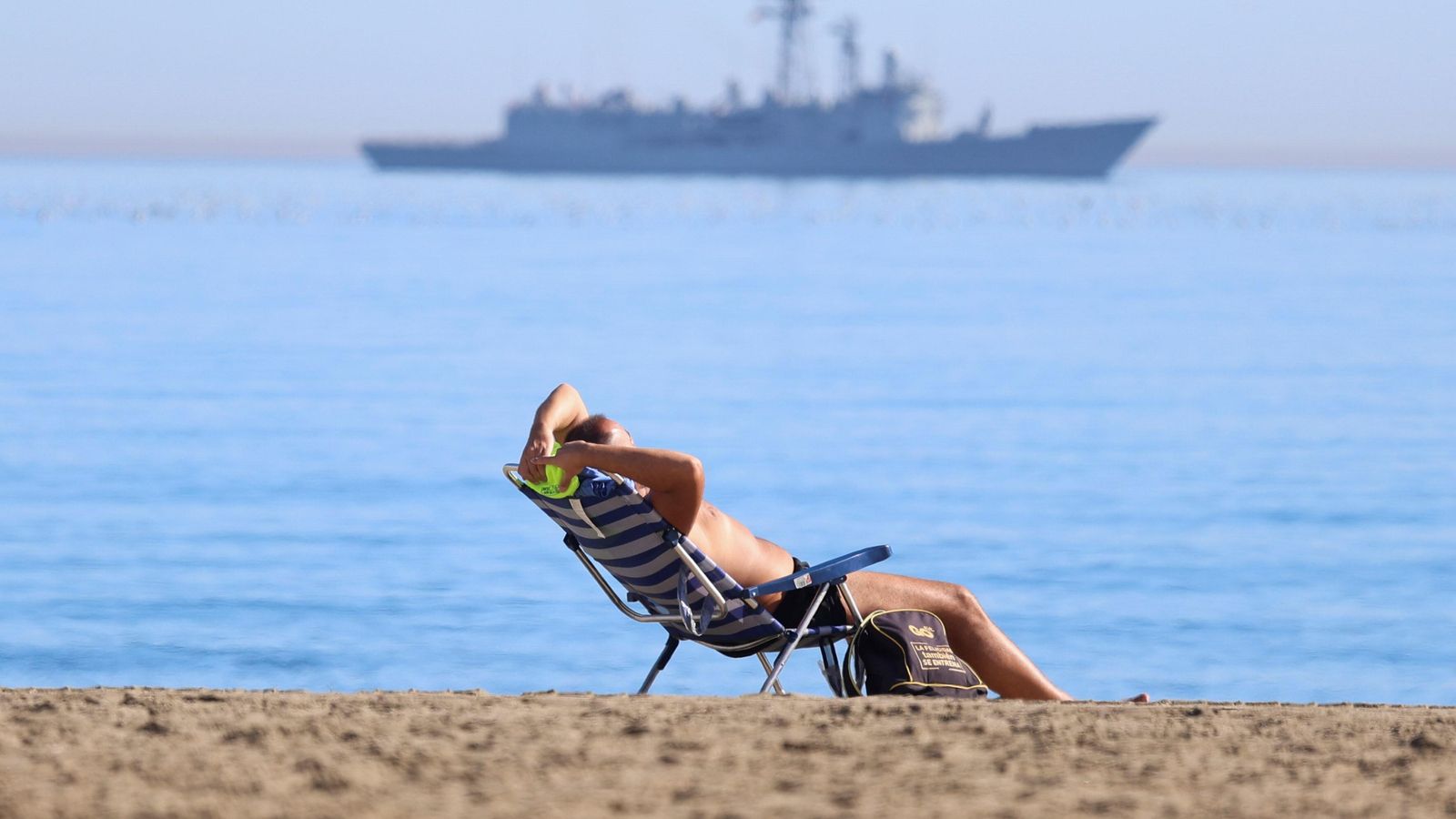 Un bañista en la playa de la Misericordia