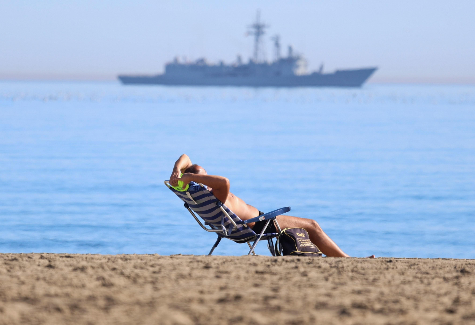 Un bañista en la playa de la Misericordia