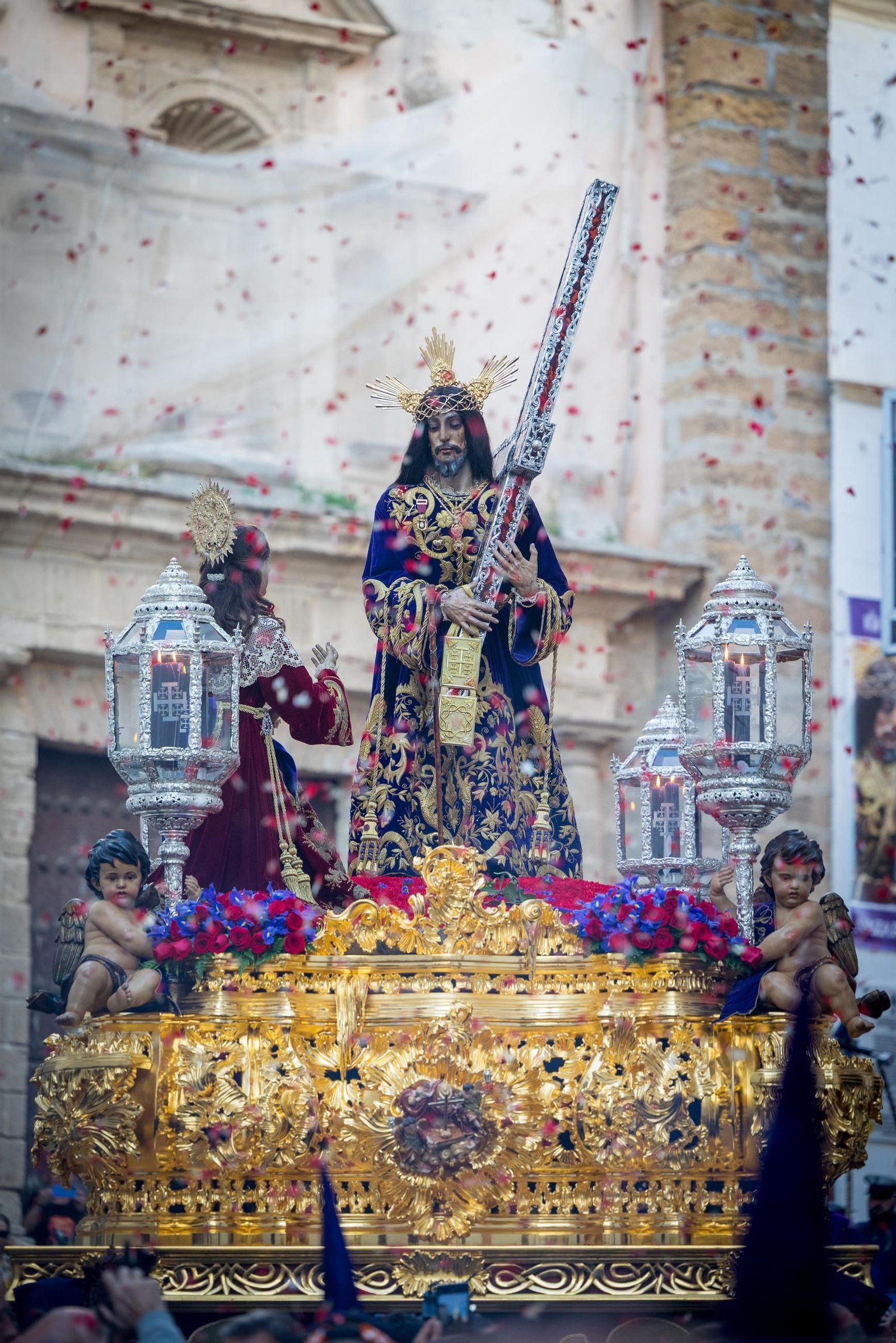 Imágenes de la salida del Nazareno en la Semana Santa de Cádiz 2025