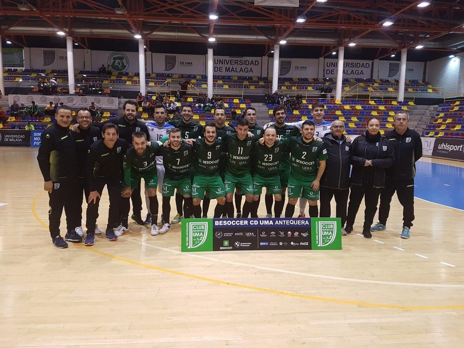 La plantilla y cuerpo técnico antes del partido.