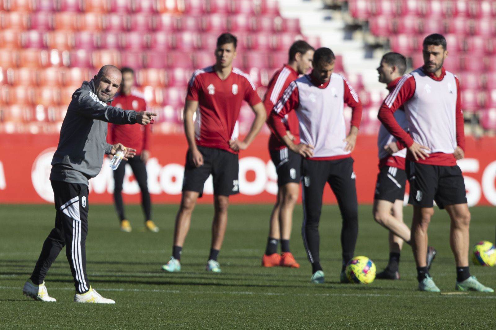 Paco López se dirige a sus jugadores en el entrenamiento de este miércoles