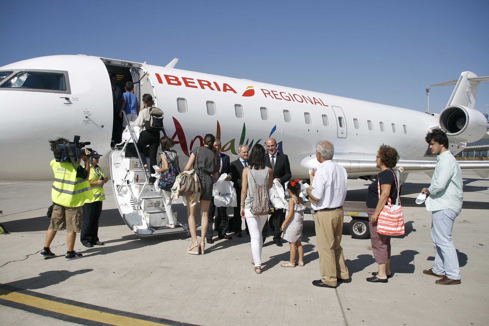 Imagen de los pasajeros de un vuelo Almería-Sevilla, operado por Air Nostrum, en el momento del embarque.