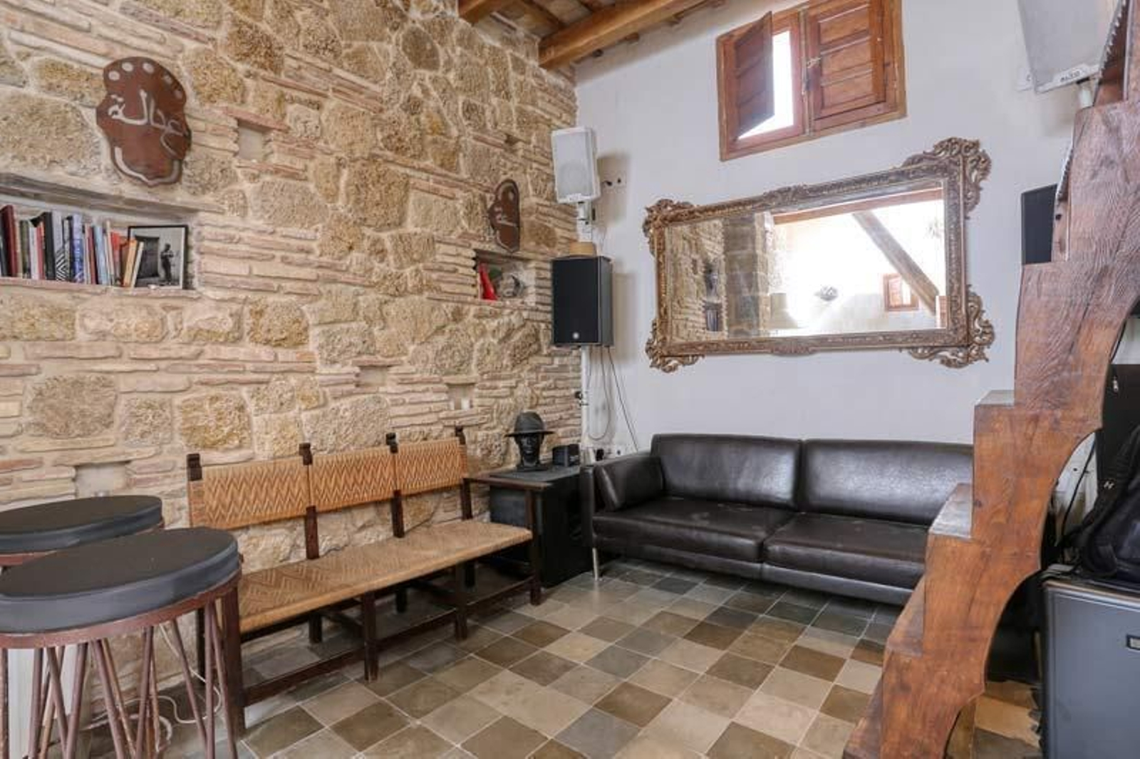 La piedra ostionera y el ladrillo por tabla reviste todas sus paredes.