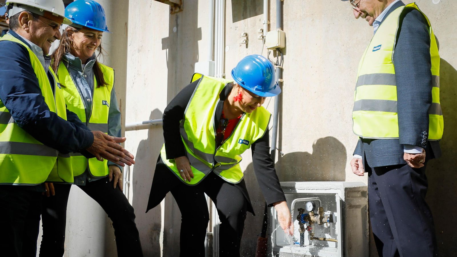Carmen Crespo abriendo un grifo de agua regenerada.