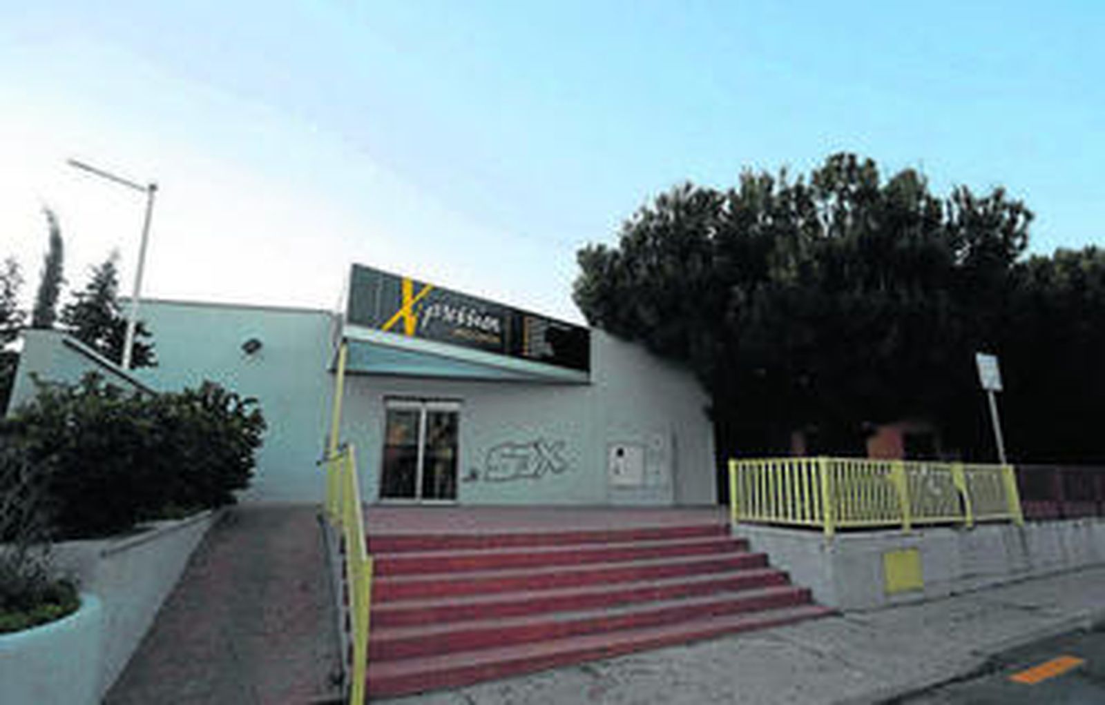 Entrada a la piscina, donde además hay instalado un gimnasio.