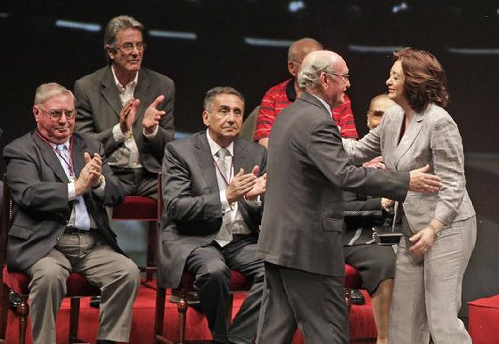 Manuel Ruesga Bono, jefe de fotografía de 'Diario de Sevilla' recibe el galardón de manos de Mar Moreno.

Foto: Antonio Pizarro, Victoria Hidalgo