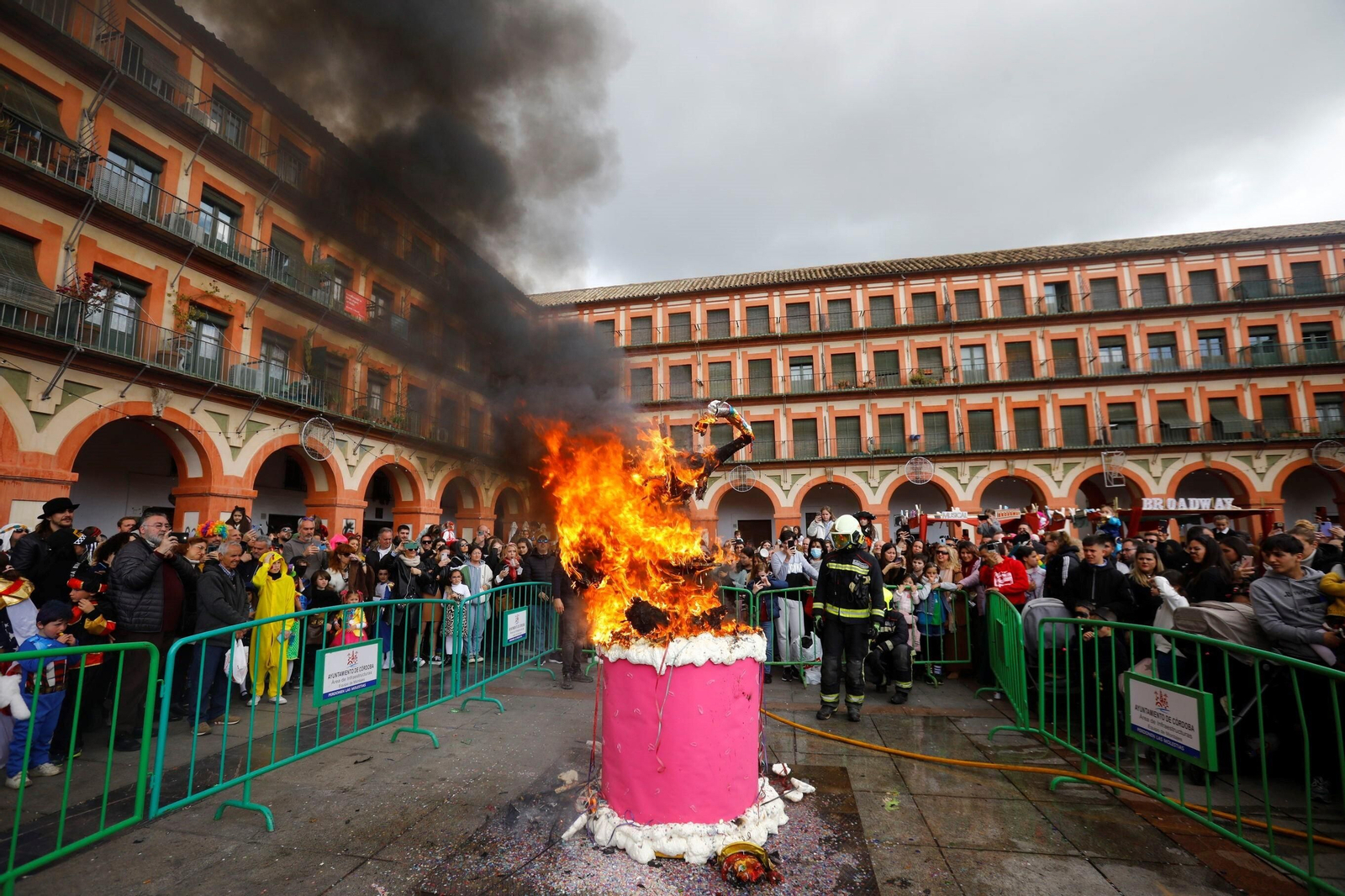 La quema del dios Momo pone punto y final al Carnaval de Córdoba 2023, en fotografías