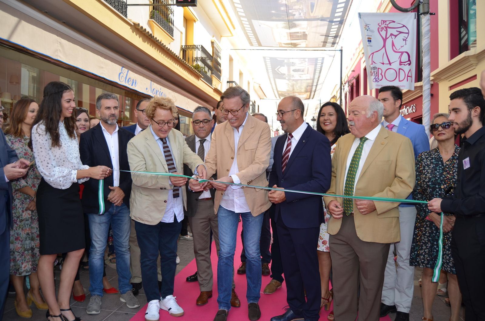 Las autoriades, junto a los diseñadores, cortan la cinta inaugural.