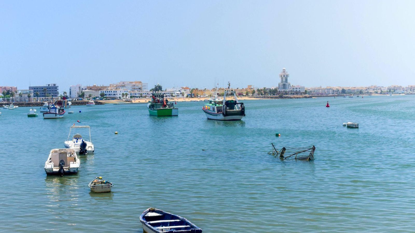 El río Carreras y al fondo, la playa de El Cantil
