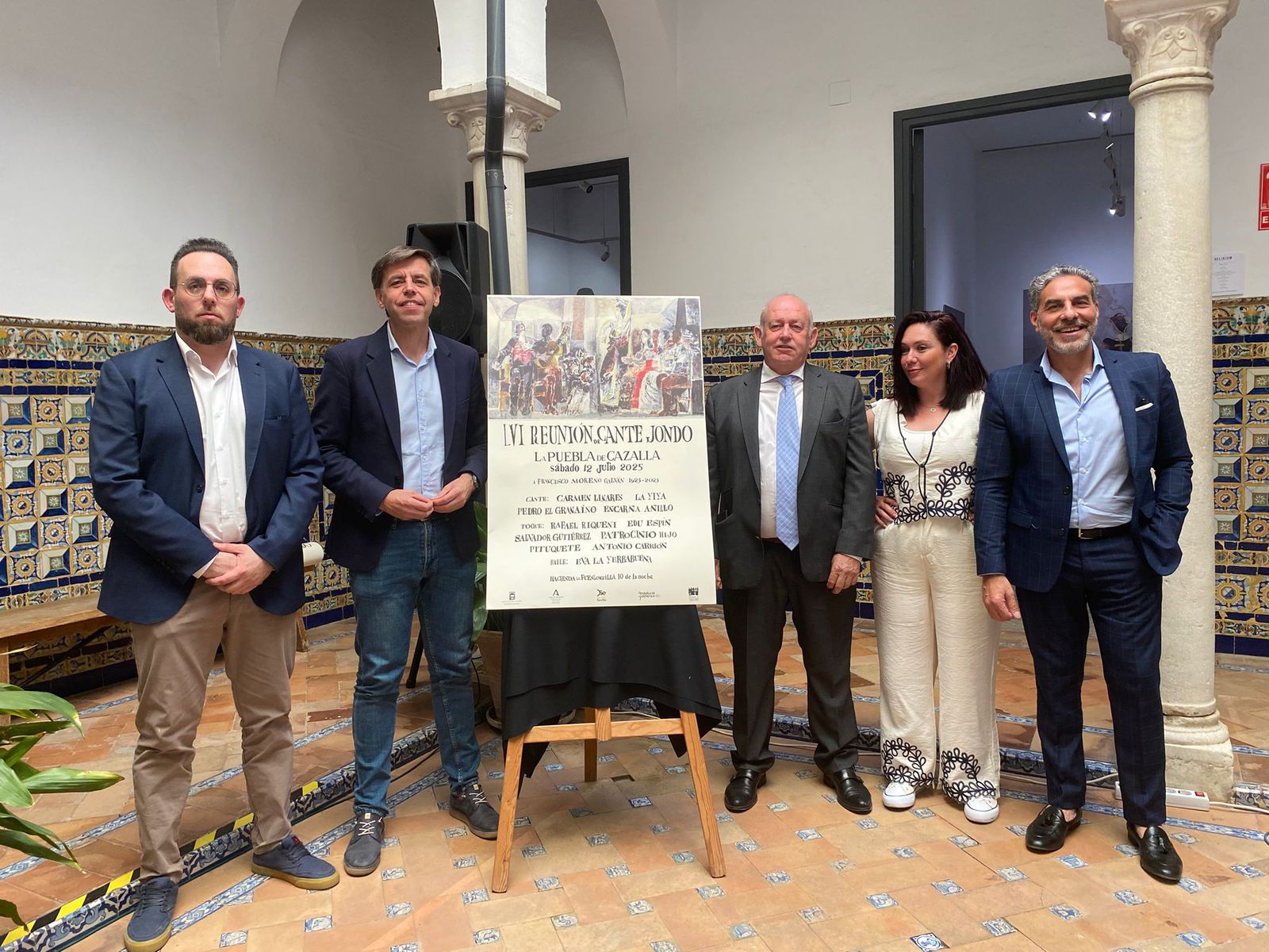 El delegado de Comunicación morisco, Miguel Ángel Martín, el director del IAF, Cristóbal Ortega, el alcalde de la Puebla, Antonio Martín; y los cantaores La Yiya y Pedro 'El Granaíno' en la sede del IAF
