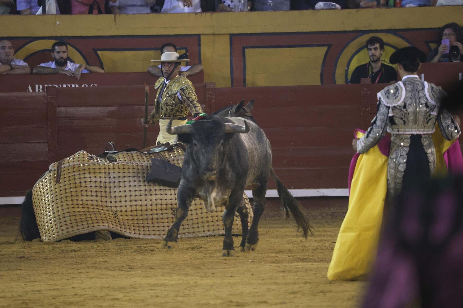 Una decepcionante corrida de Miura con Esaú Fernández a hombros cierra Algeciras