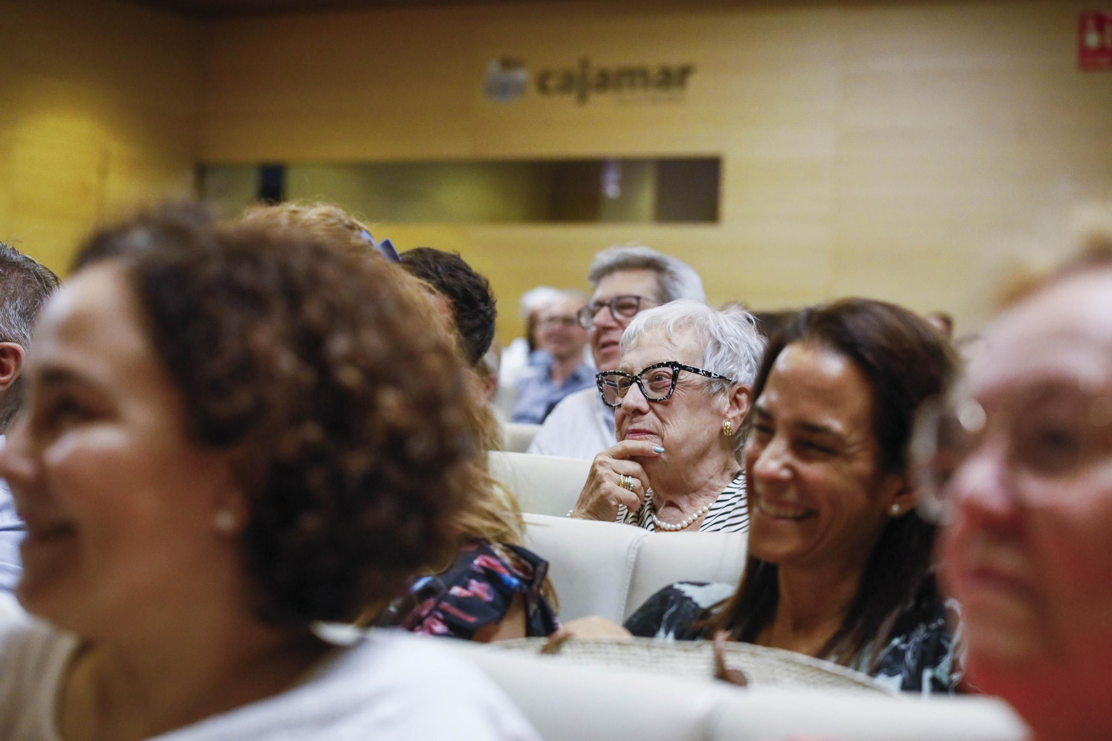 Carmen Mola presenta su libro "El clan" en la Casa de las mariposas de Almería, en imágenes