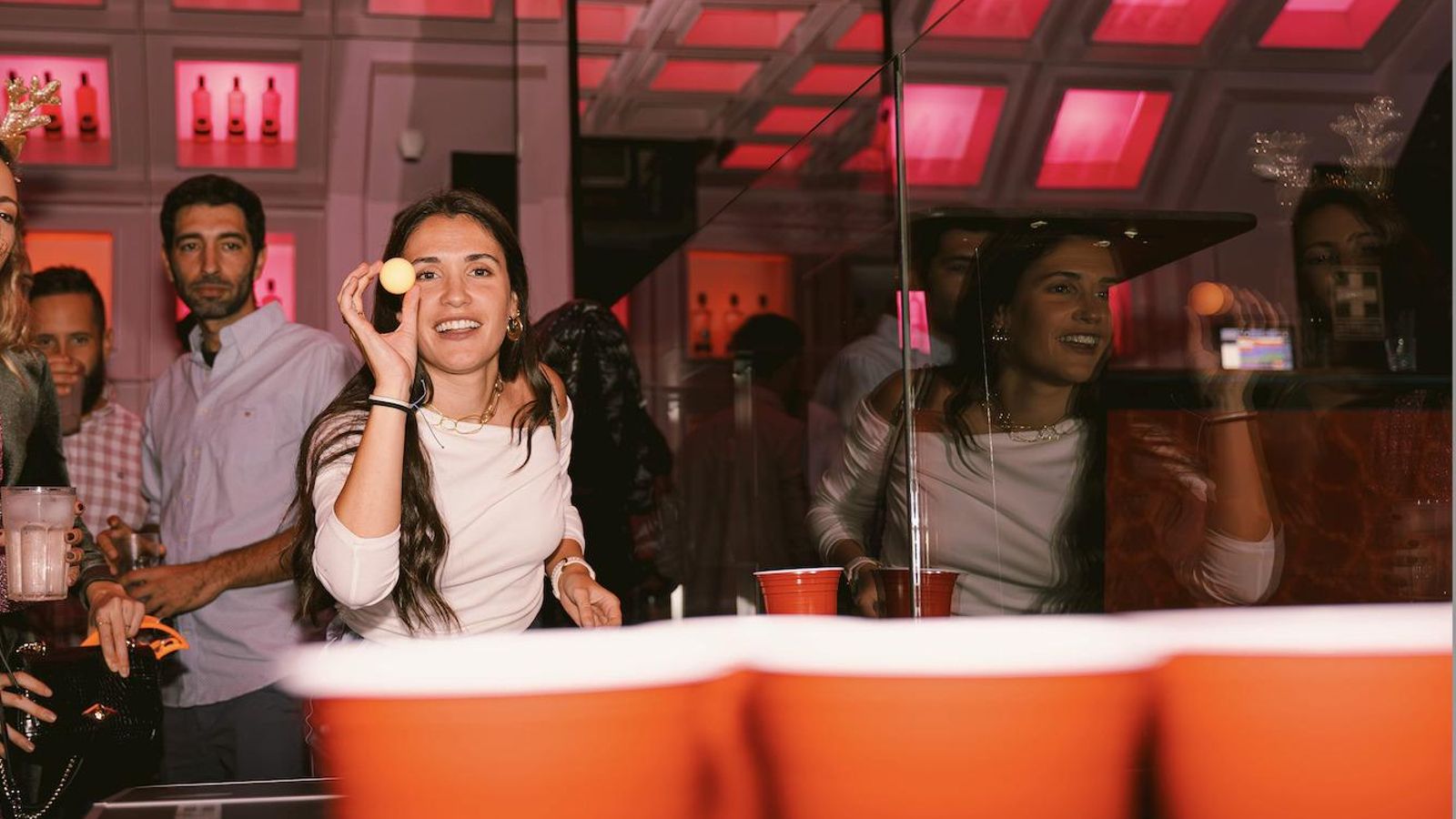 Beer pongo en el interior de la fiesta Malagueo Cool