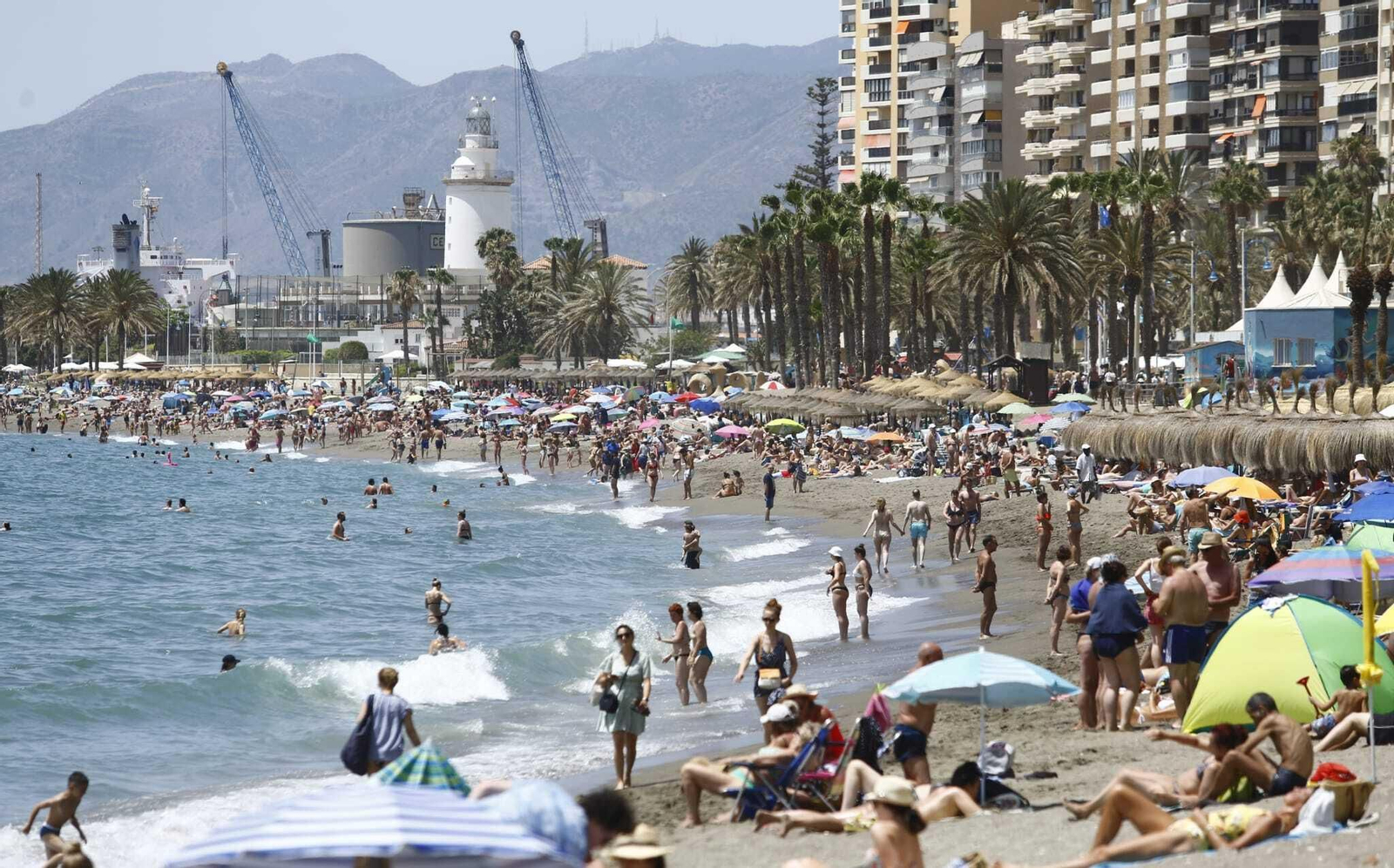 Fotos: Playas llenas en Málaga, en plena jornada electoral