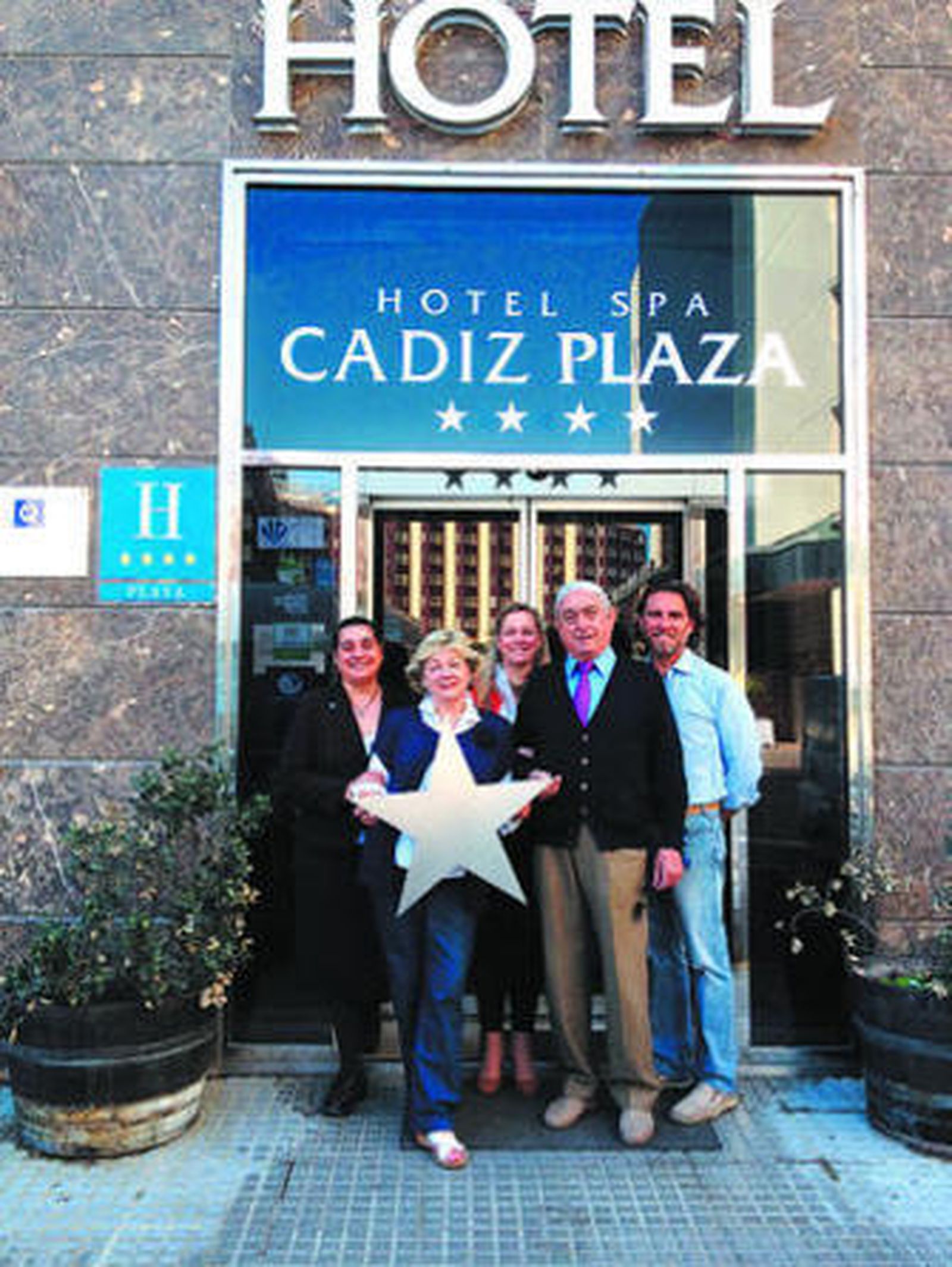 Parte de la familia Martínez frente al acceso al hotel.