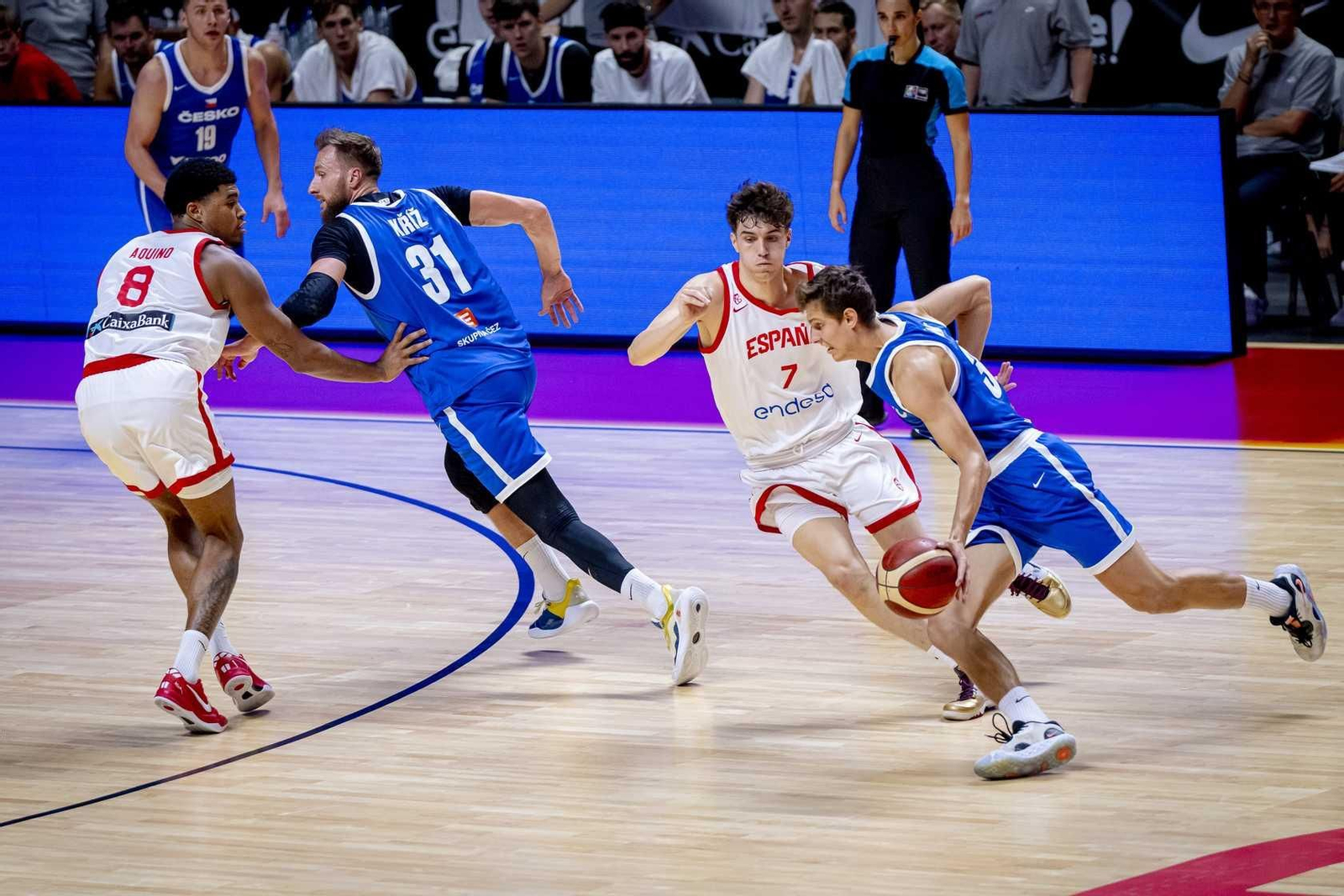 España B-República Checa, en fotos