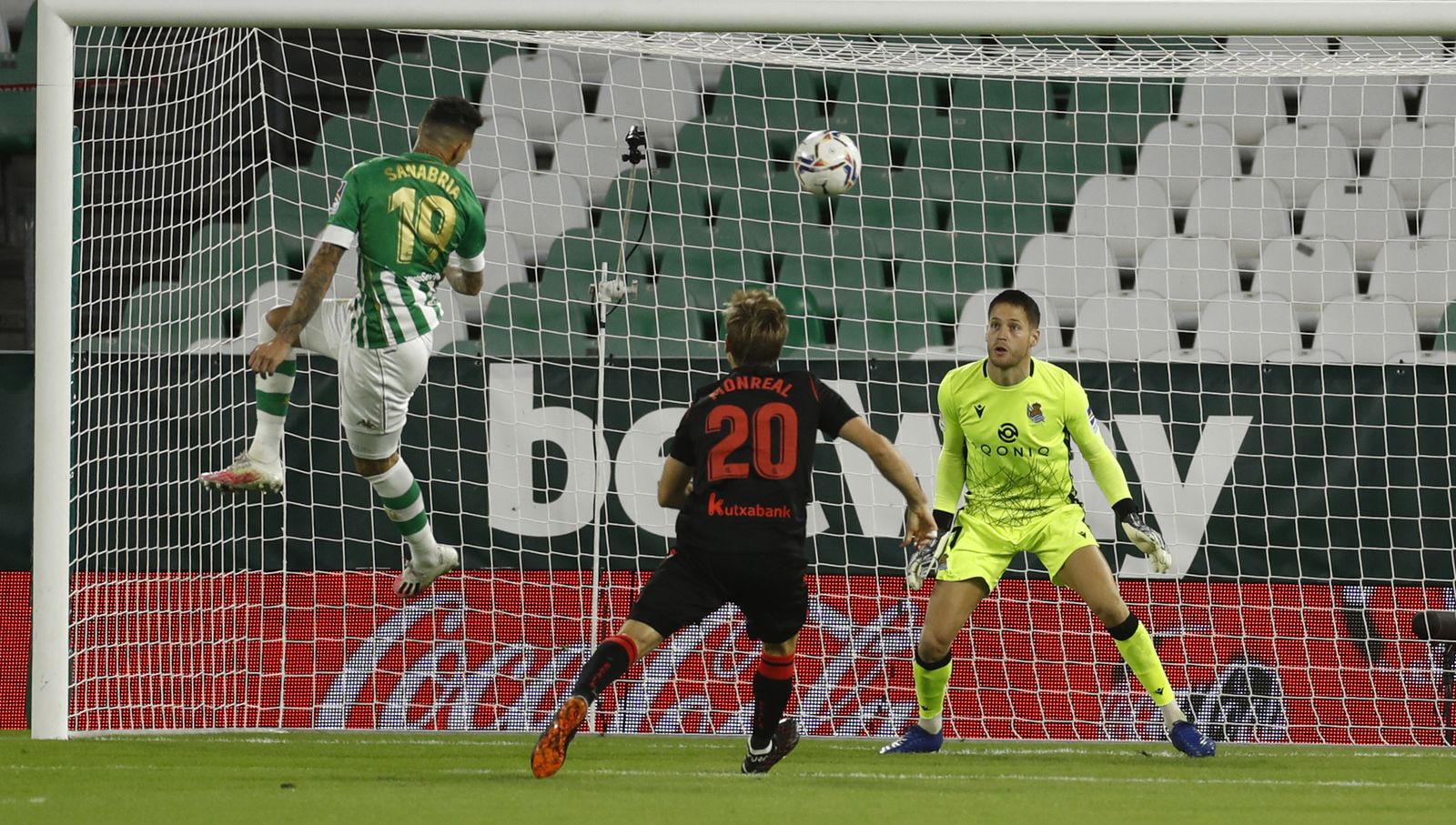 Sanabria remata de cabeza en el gol anulado al Betis.