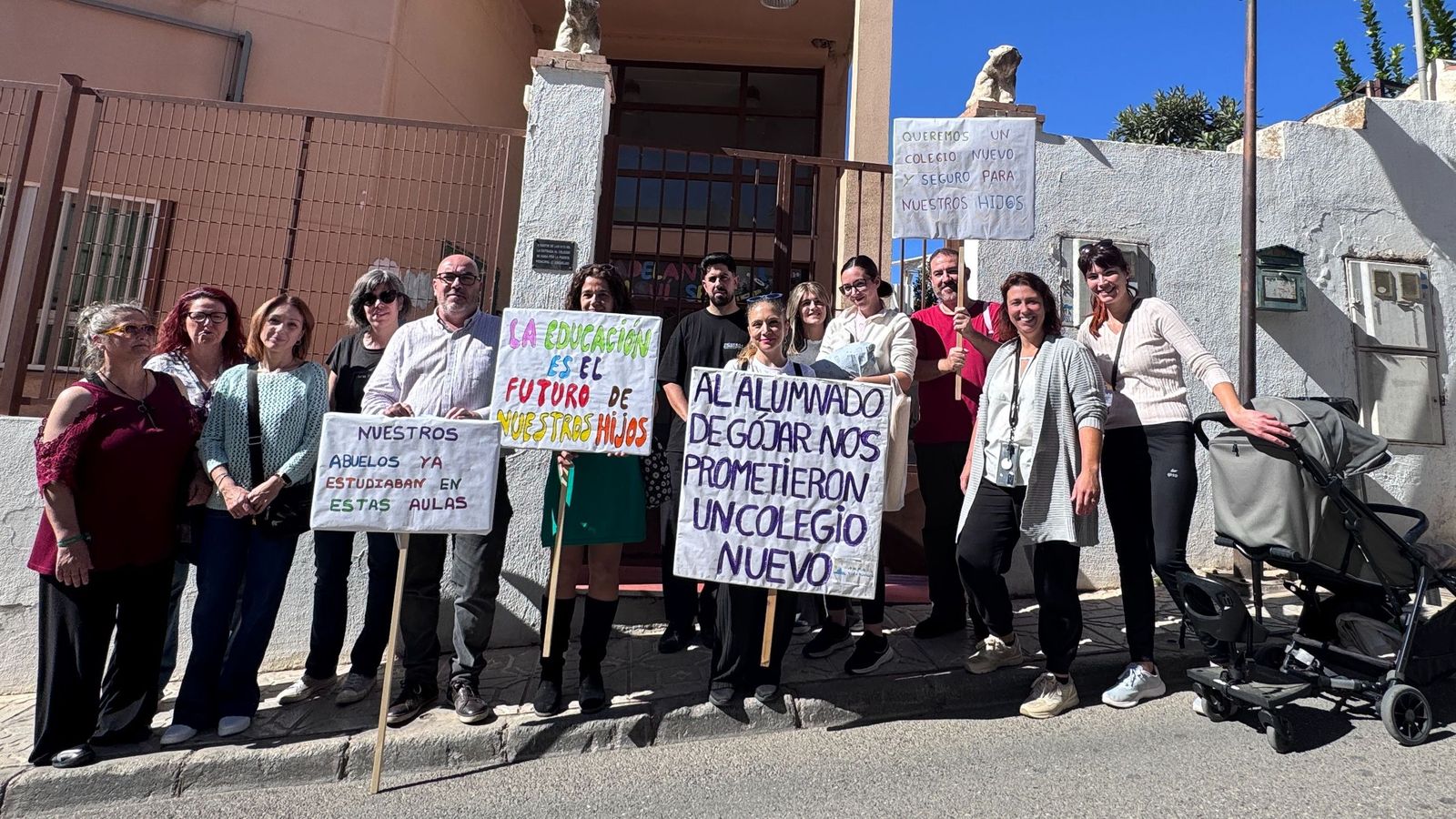 Vecinos de Gójar se concentran para reclamar un nuevo colegio ante la falta de infraestructuras