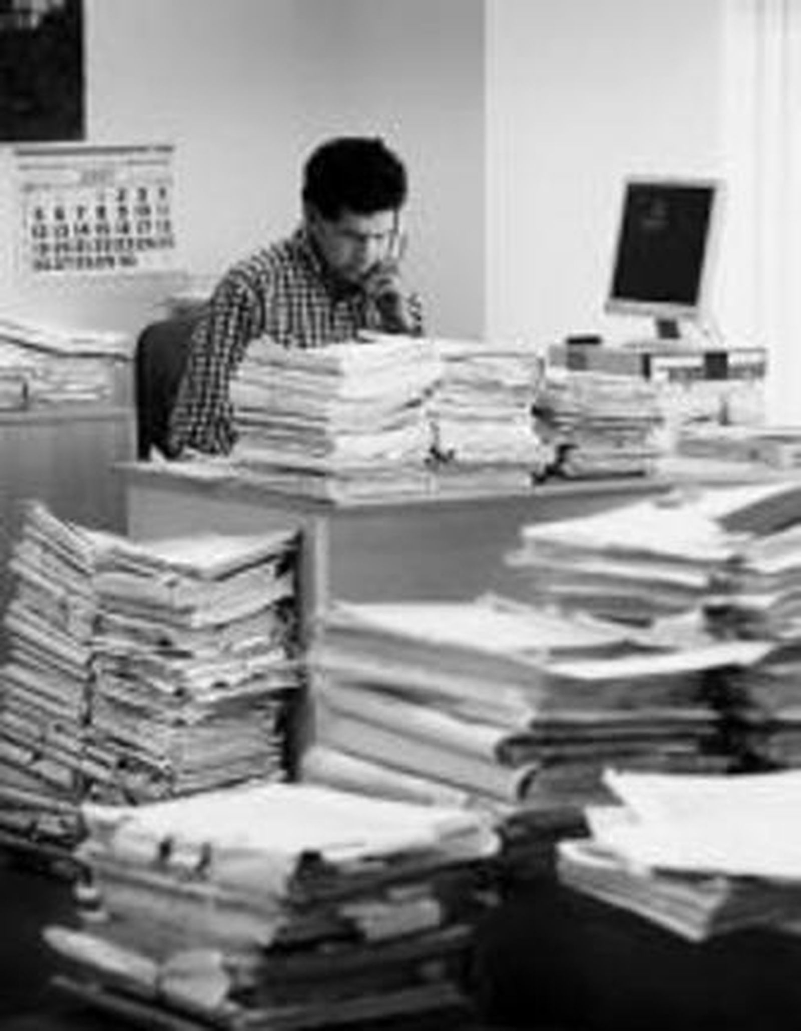 Los empleados trabajan 150 horas más en el sector privado que en el público