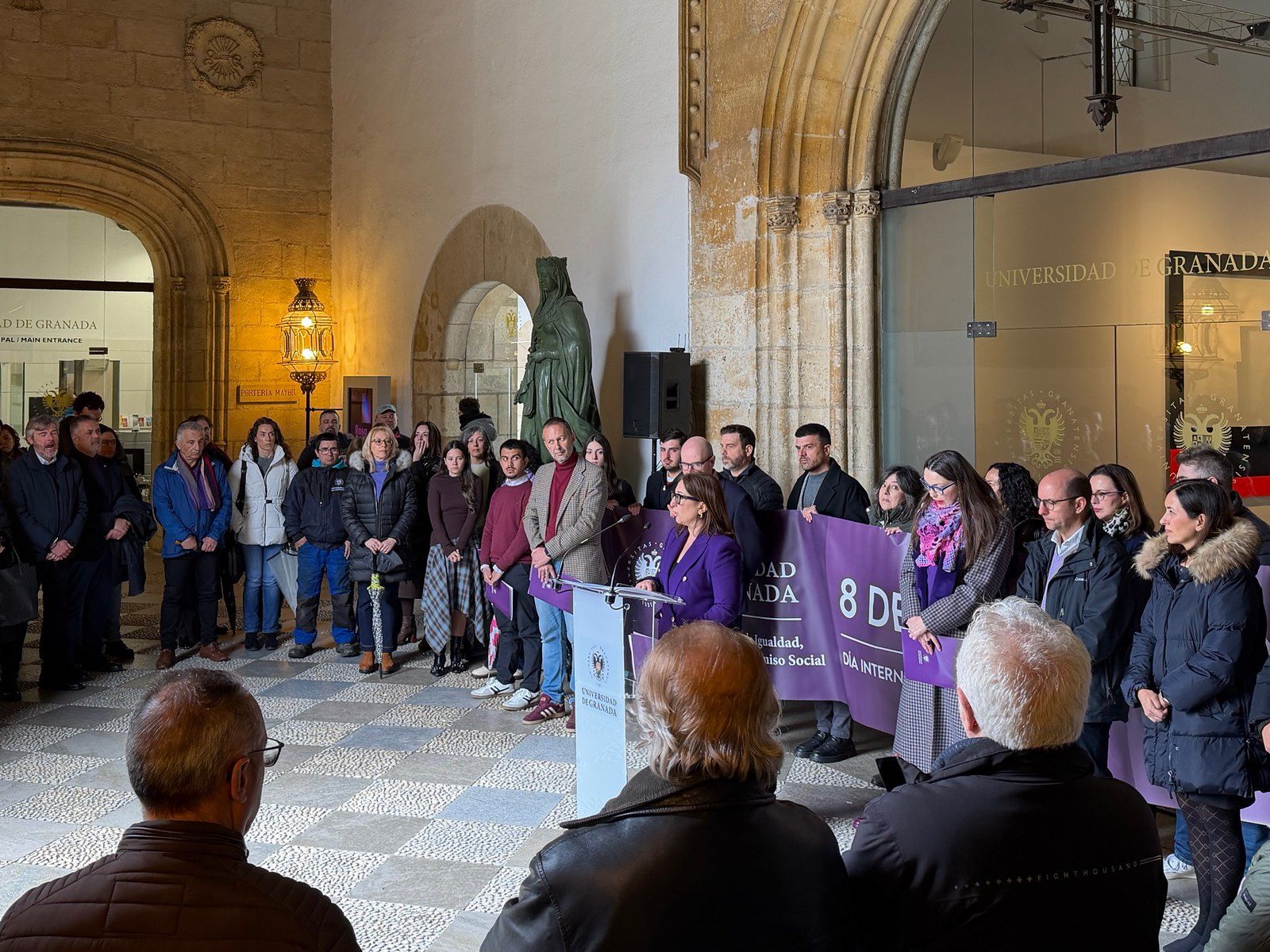 Momento de la lectura del manifiesto del 8M en la Universidad de Granada