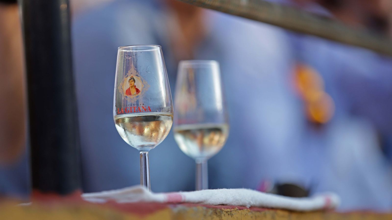 Dos copas de manzanilla en la barrera de la plaza de toros de Las Palomas.