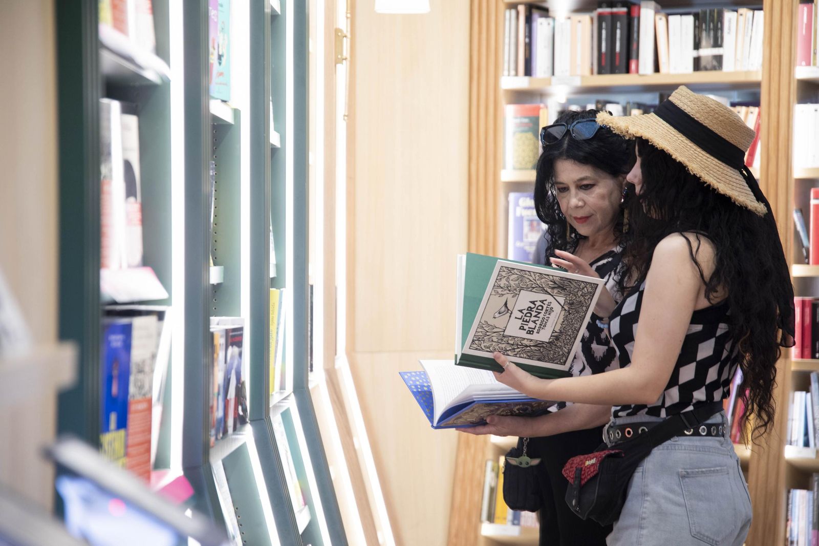 Las imágenes de la apertura de la Casa del Libro en el Centro Comercial Torrecárdenas de Almería