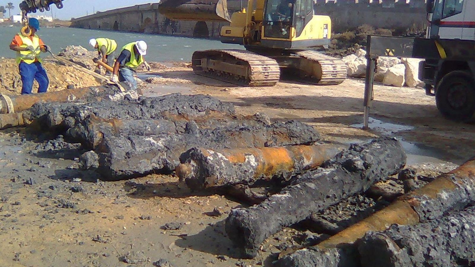 Cañones hallados durante las obras del tranvía en el entorno del Puente Zuazo.