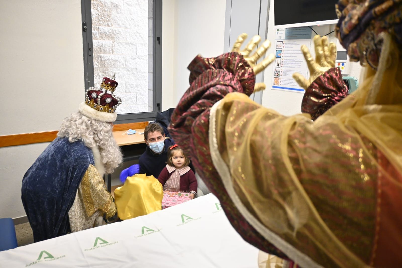 Los niños del Hospital Juan Ramón Jiménez de Huelva reciben la visita de los Reyes: las fotografías del emotivo momento