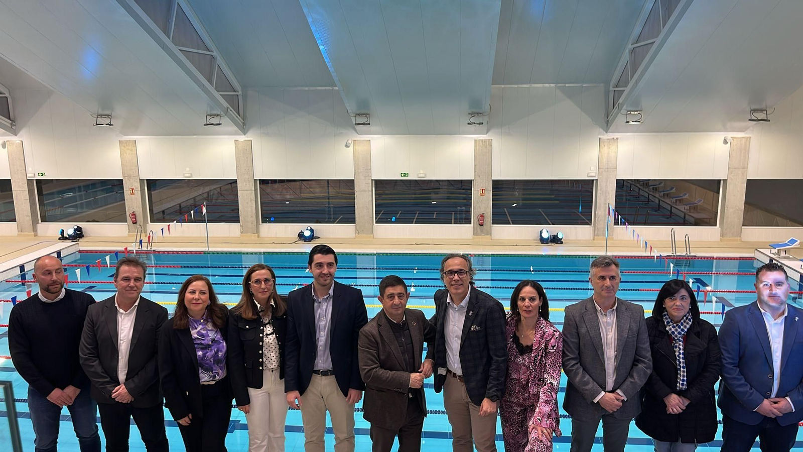 Foto de familia de las autoridades en la inauguración de la piscina cubierta municipal 'Jabalcuz'.