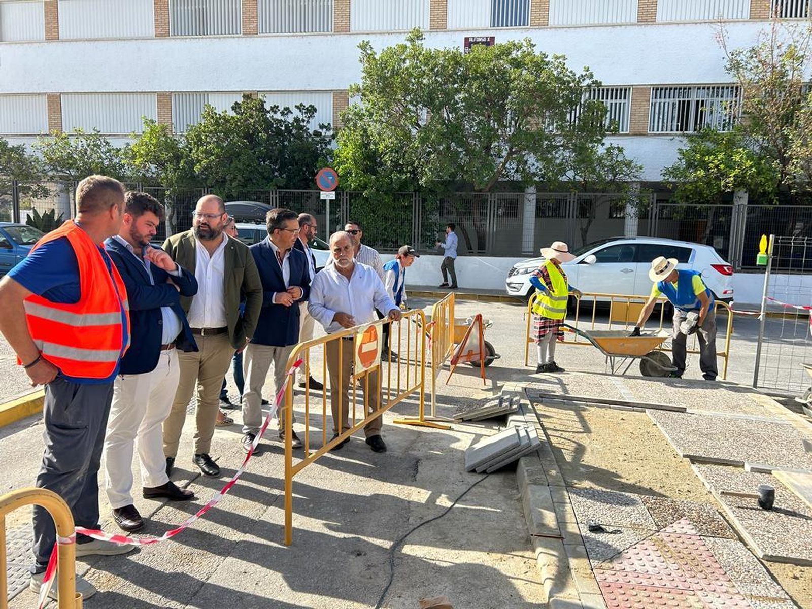 Responsables públicos supervisan uno de los trabajos en Arcos.