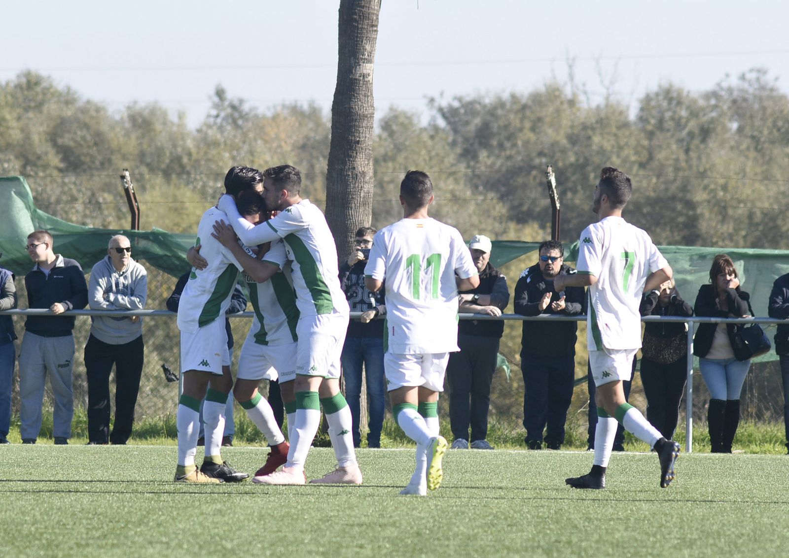 Los jugadores del Córdoba B celebran un gol en un partido de esta temporada.