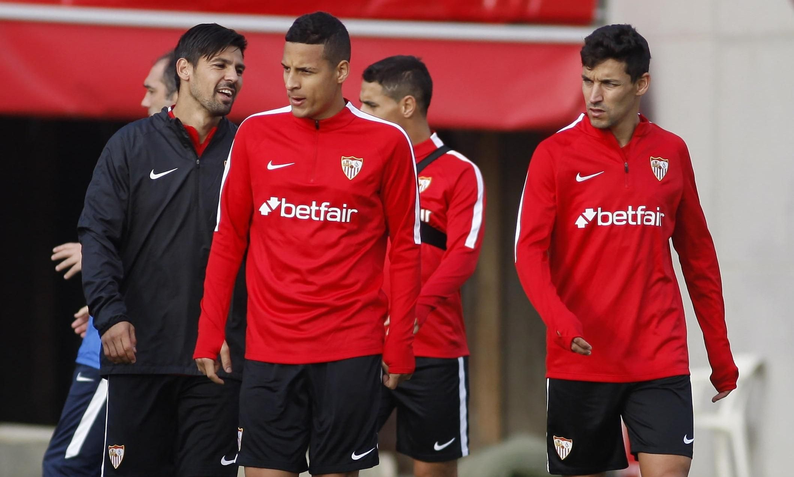 Jesús Navas, a la derecha, es la gran novedad y a la vez la duda en el once inicial ante el Krasnodar.