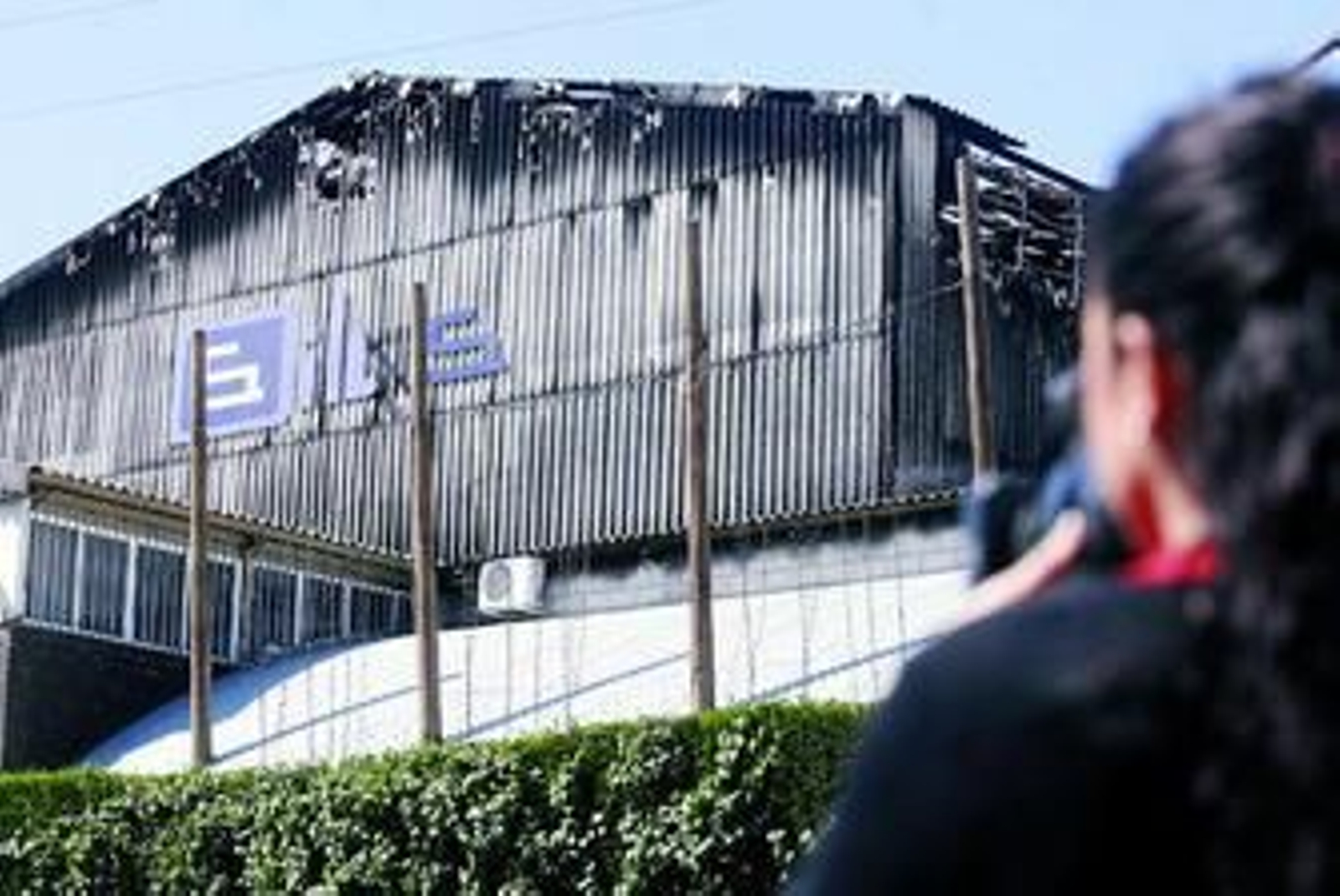 Una reportera de una televisión local toma unas imágenes de la sala Silos.