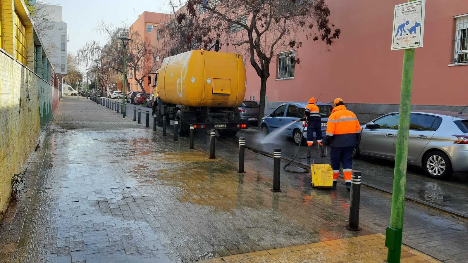 Operarios de Lipasam baldean las calles de Sevilla.