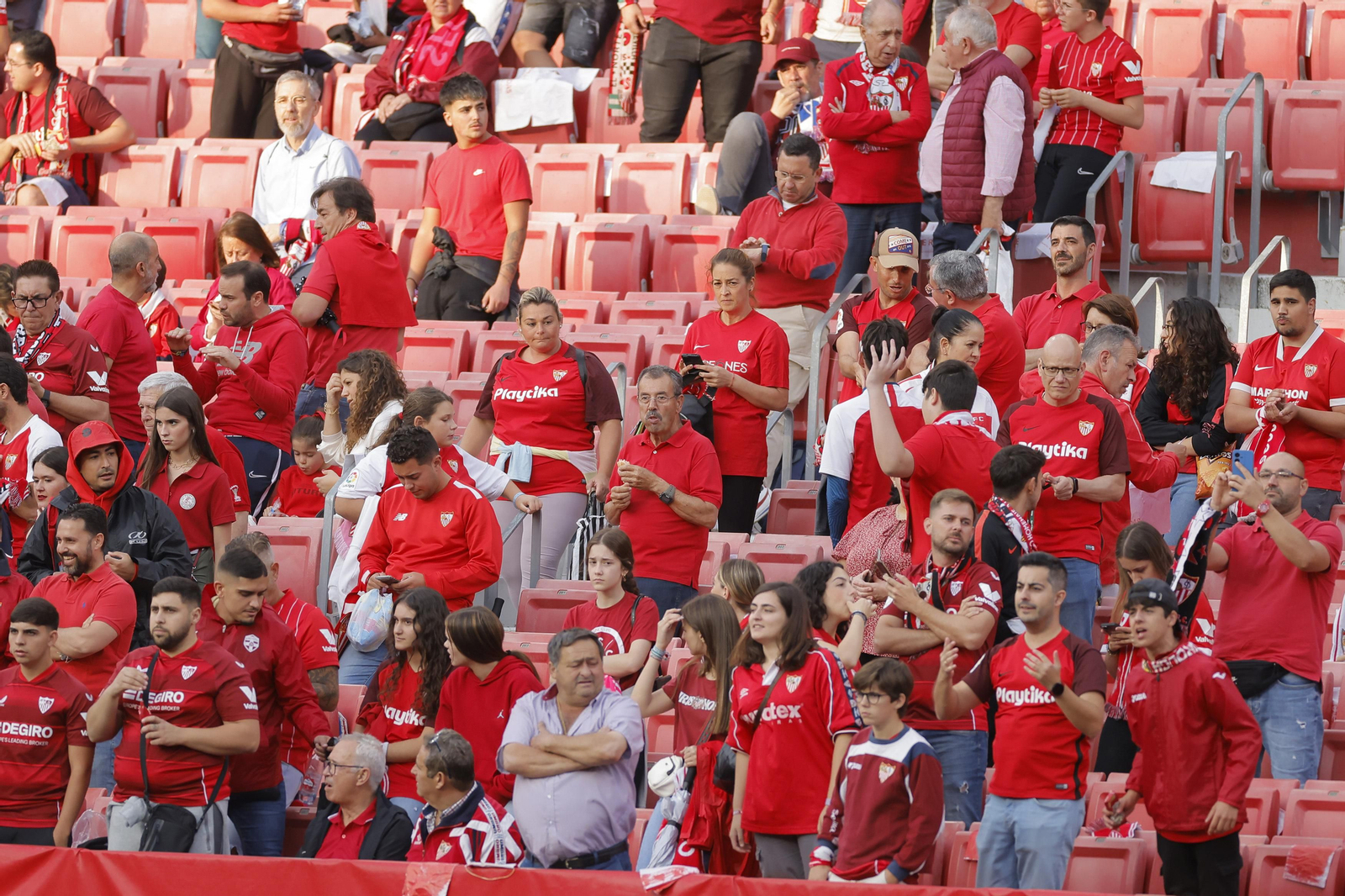 Búscate en las fotos del Sevilla-Juventus