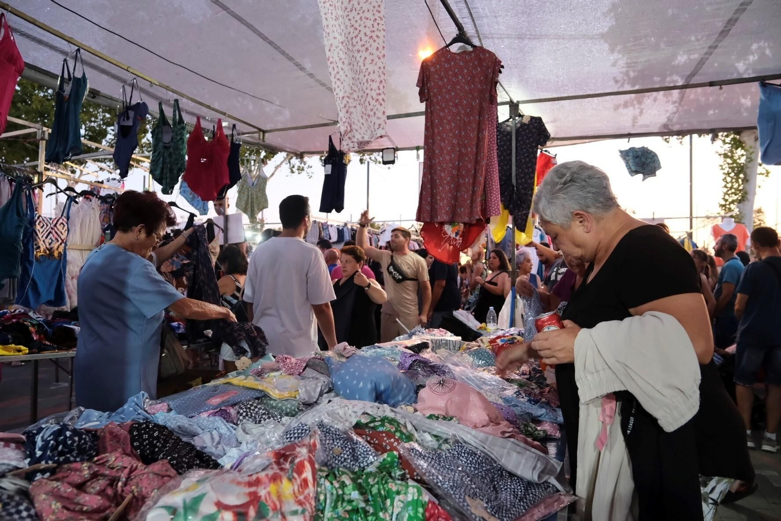 Los ambulantes celebran el primer mercadillo nocturno de El Arenal, en imágenes