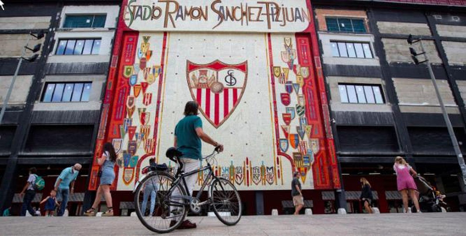 Aficionaos en la inmediaciones del Ramón Sánchez-Pizjuán.