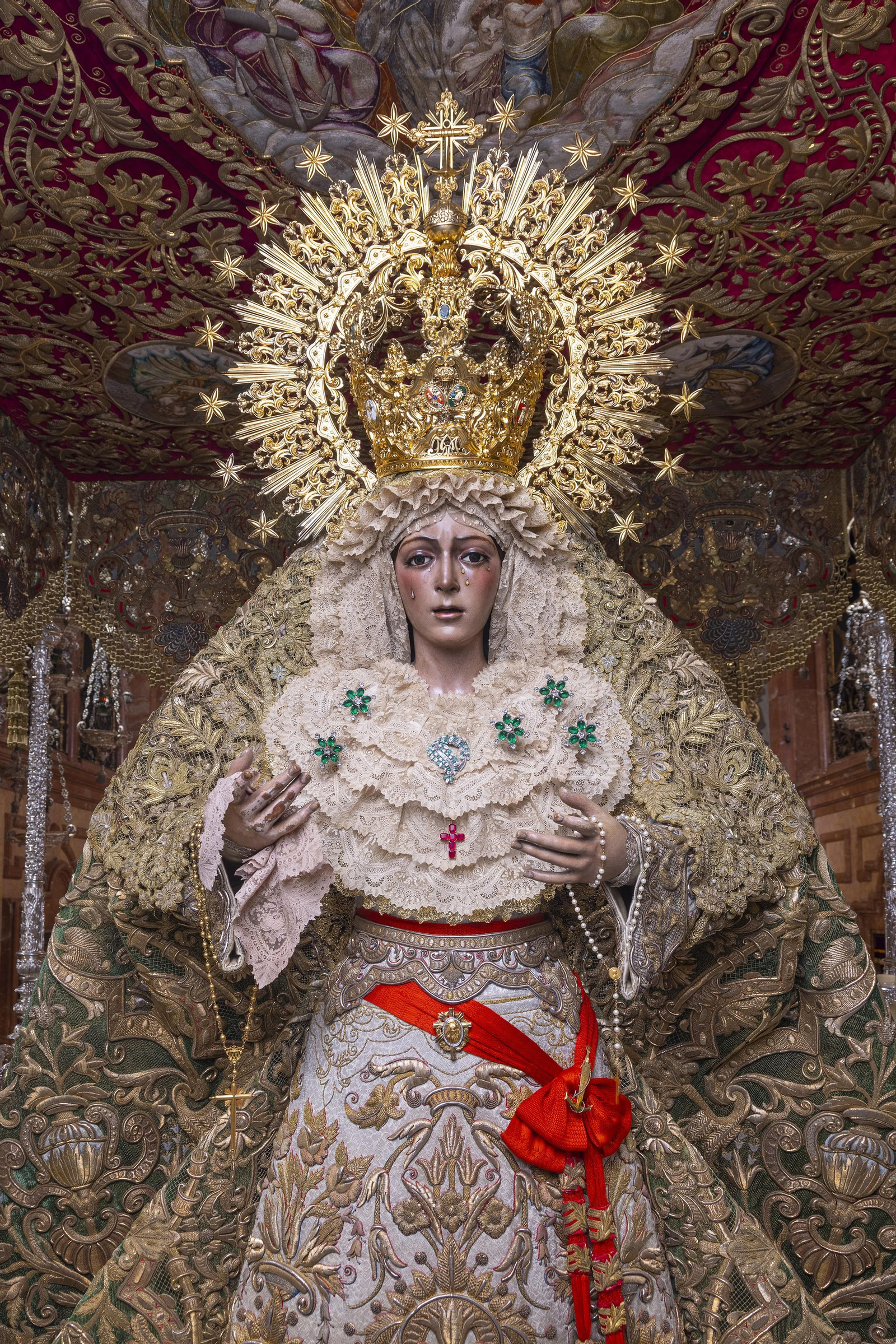 La Esperanza Macarena con el manto de la coronación para la Madrugada de 2024.