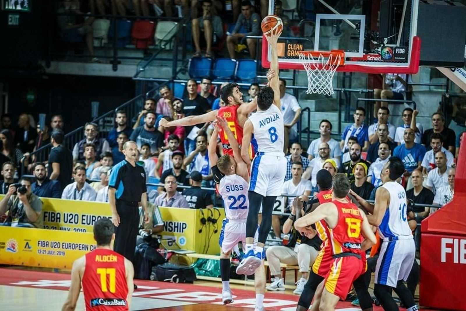 Ignacio Rosa pelea por un rebote con Deni Avdija.