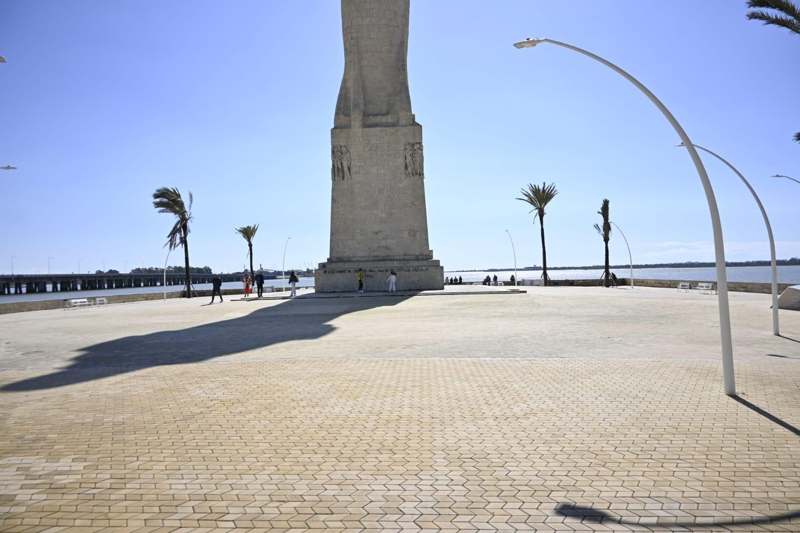 Pintan con grafiti el Monumento a Colón en Huelva: imágenes del acto vandálico