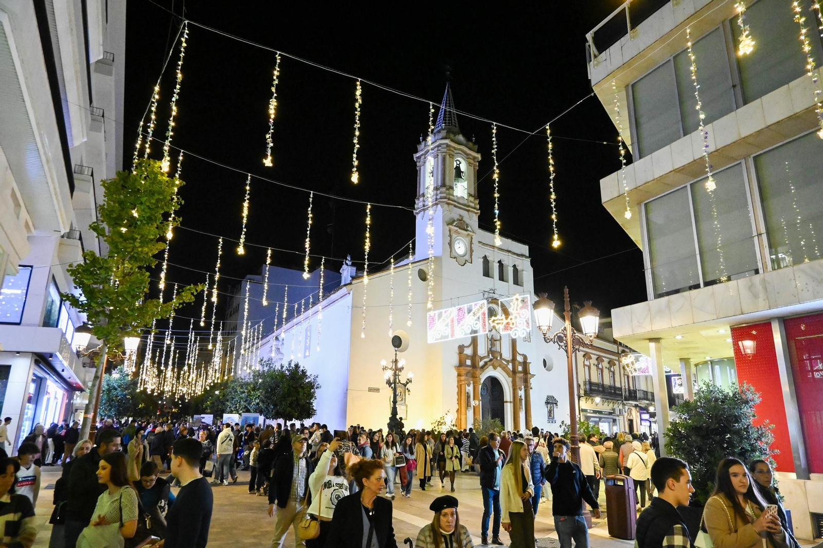 Imágenes de la nevada y alumbrado navideño en Huelva