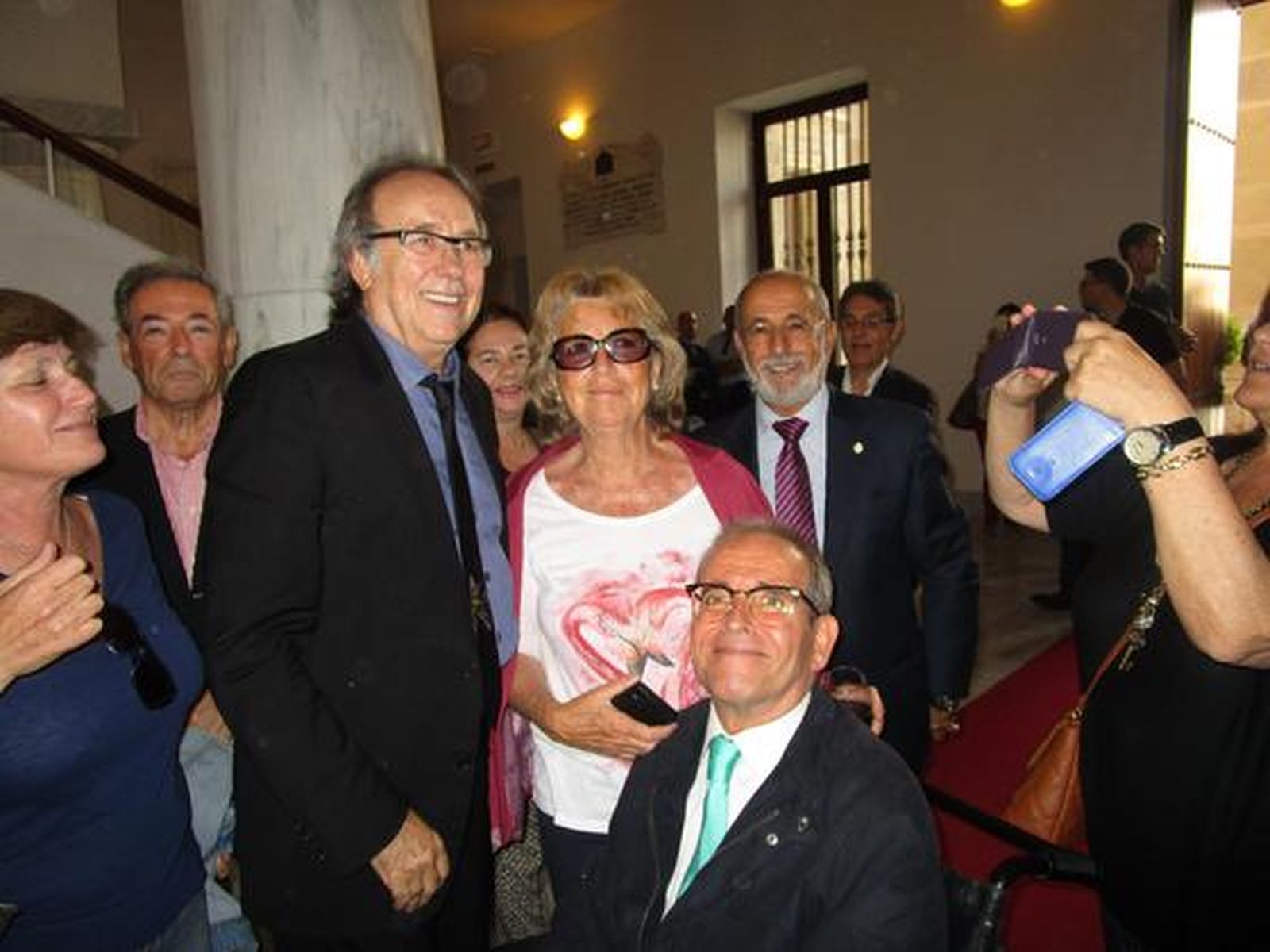 El cantautor, con Mercedes Gallego y Luis Ramírez.

Foto: Ignacio Casas de Ciria