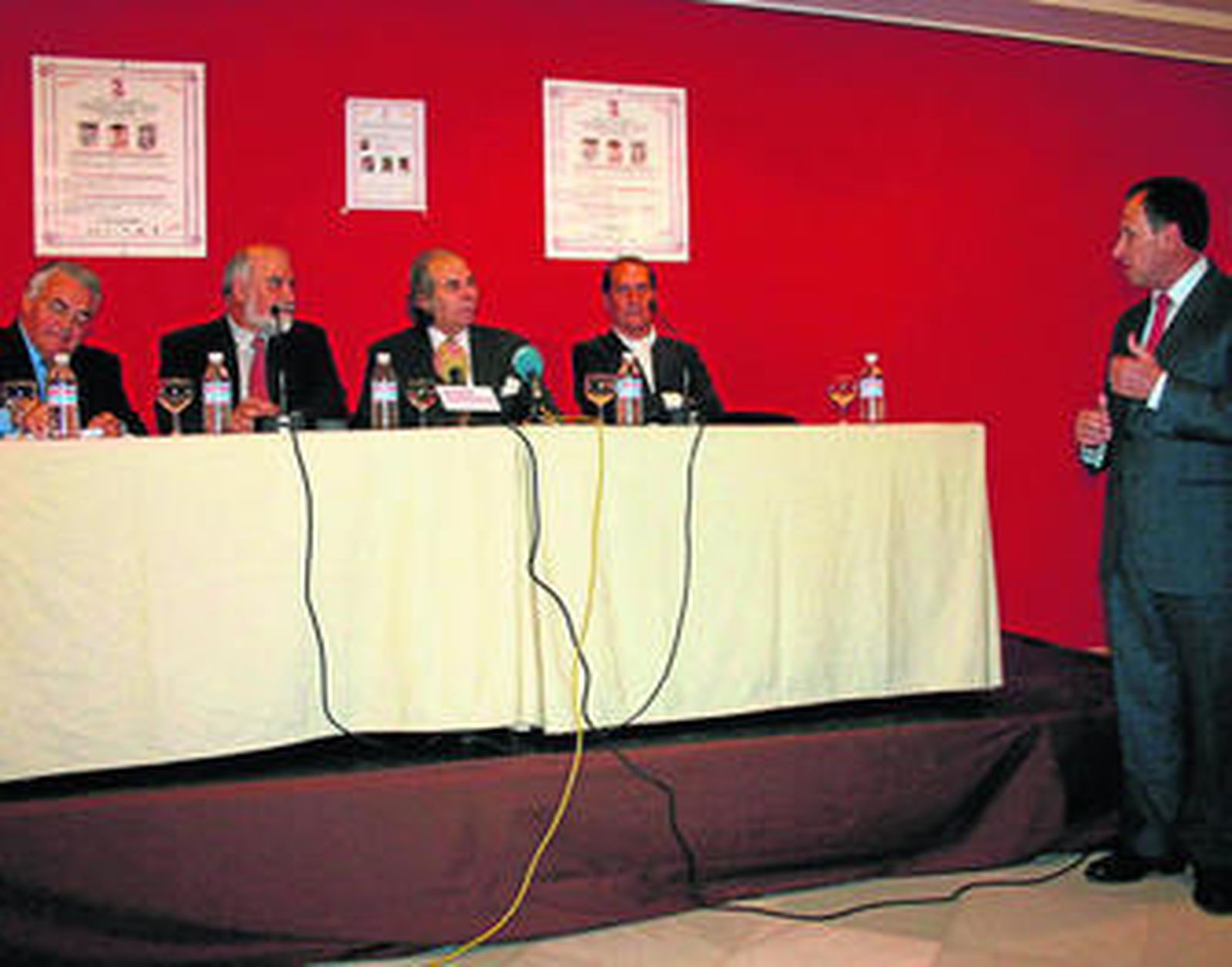 Luis Rivas, Francisco Castañeda, Rafael de Paula, Emilio Oliva Varo y el alcalde de Chiclana José María Román.