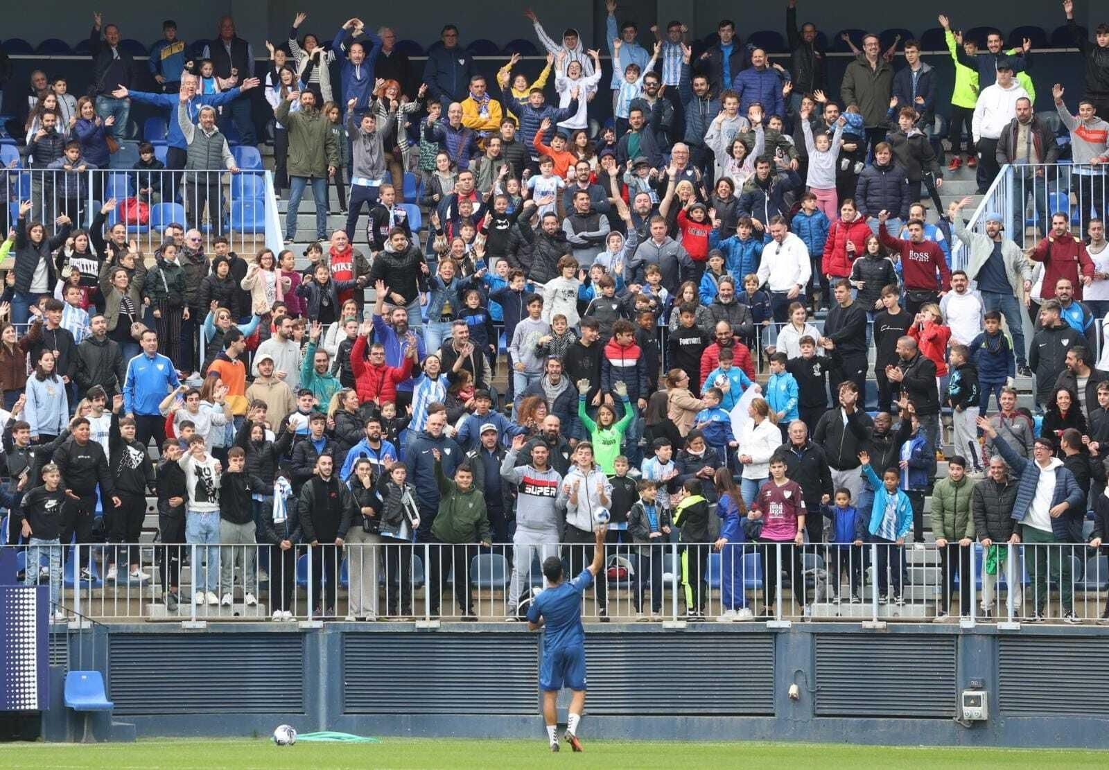 Miles de malaguistas apoyan al equipo en la víspera de Reyes