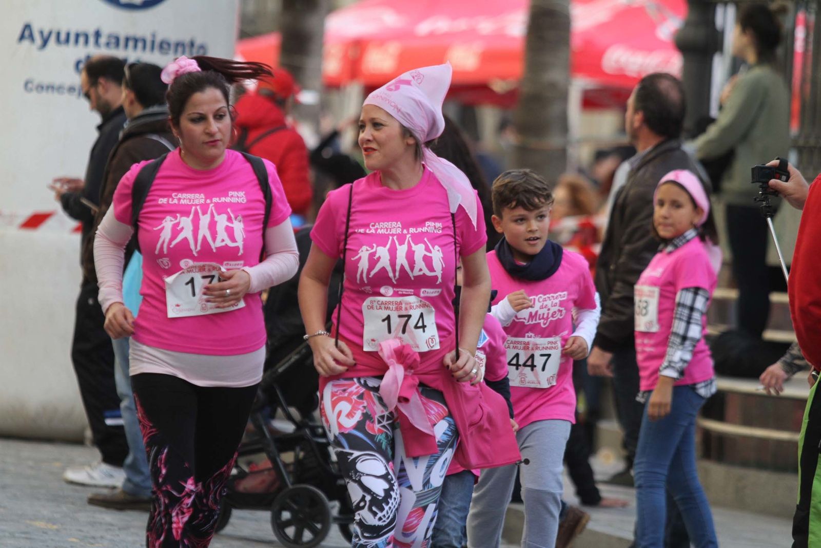 Imágenes de la Carrera contra el cáncer de mama de Huelva.